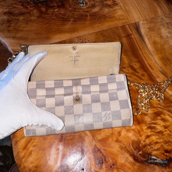 Louis Vuitton
2008 Damier Azur Pattern Sarah Wallet converted Crossbody - Picture 7 of 16